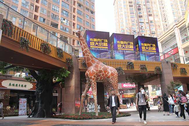自贡龙城又一杰作——高达7米的玻璃钢伟易博线上长颈鹿落户布鲁克商业广场